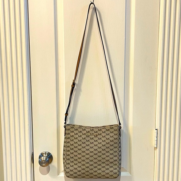 Michael Kors Jet Set, Messenger, Crossbody Bag - Picture 2 of 16